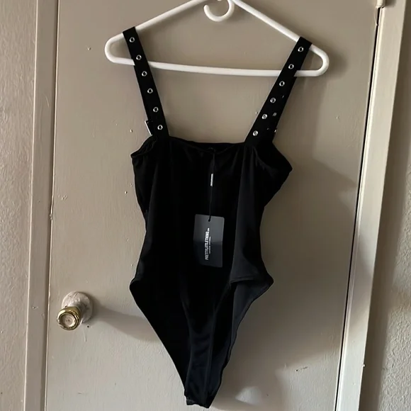 Pretty Little Thing Black Buckle Strap Thong Bodysuit 🌺 - Picture 4 of 11